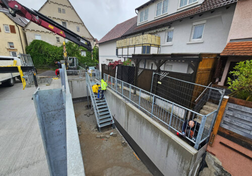 Montage einer Treppe mit Geländern